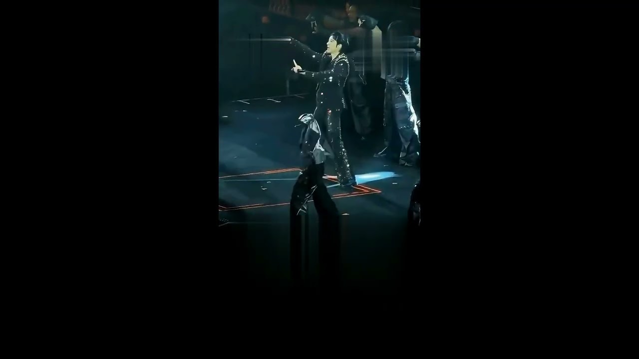 Wang Leehom y sus bailarines robots