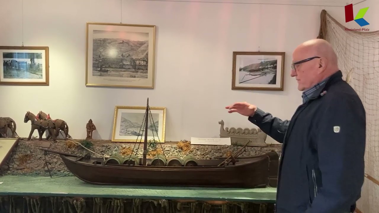 Hermann Jobst vom Dorf- und Heimatmuseum in Alf erl&auml;utert das Treideln an der Mosel (2021)