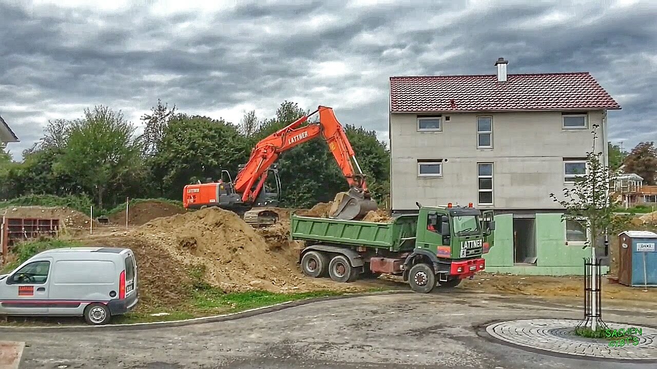 Sachen gibt's: Bagger und Lastwagen auf der Baustelle