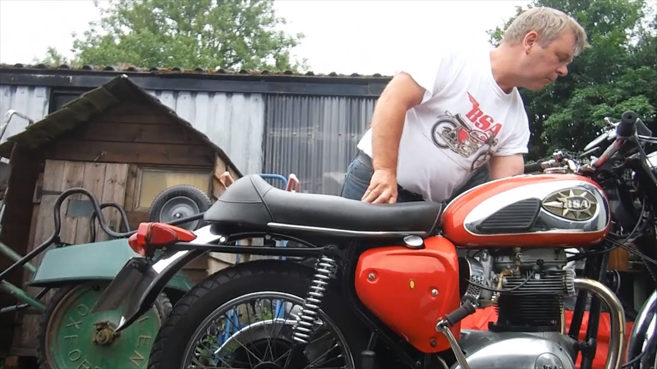 BSA A65 имеет новые карбюраторы и электронное зажигание, но не работает должным образом. 1 Предва...