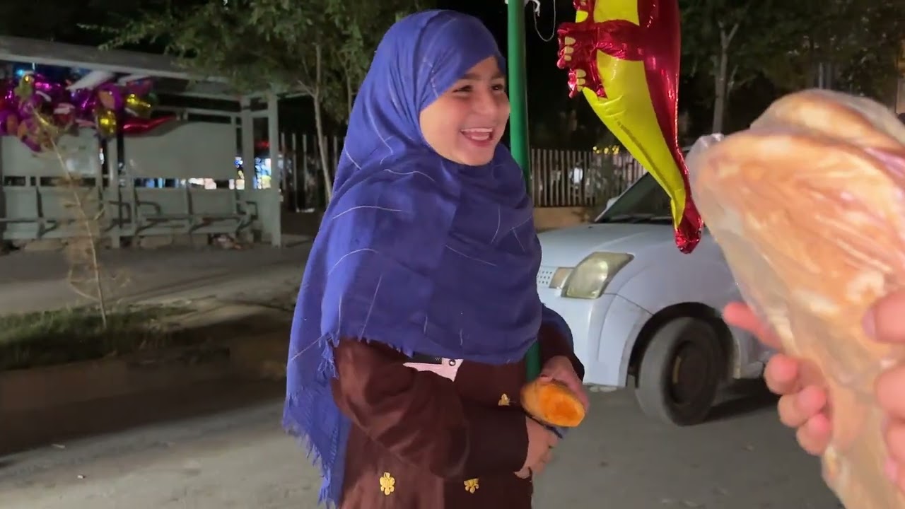 中國小伙搬空饢店1000個饢，幫助深夜流浪街頭的阿富汗孤兒，小女孩們興高采烈的回家了