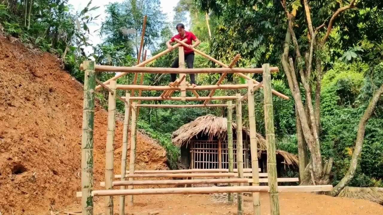 The girl began building a new bamboo house to live in harmony with nature