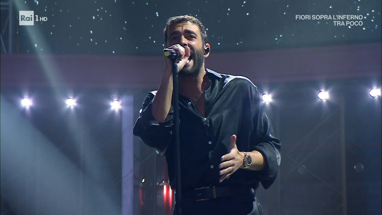 Marco Mengoni canta il brano 