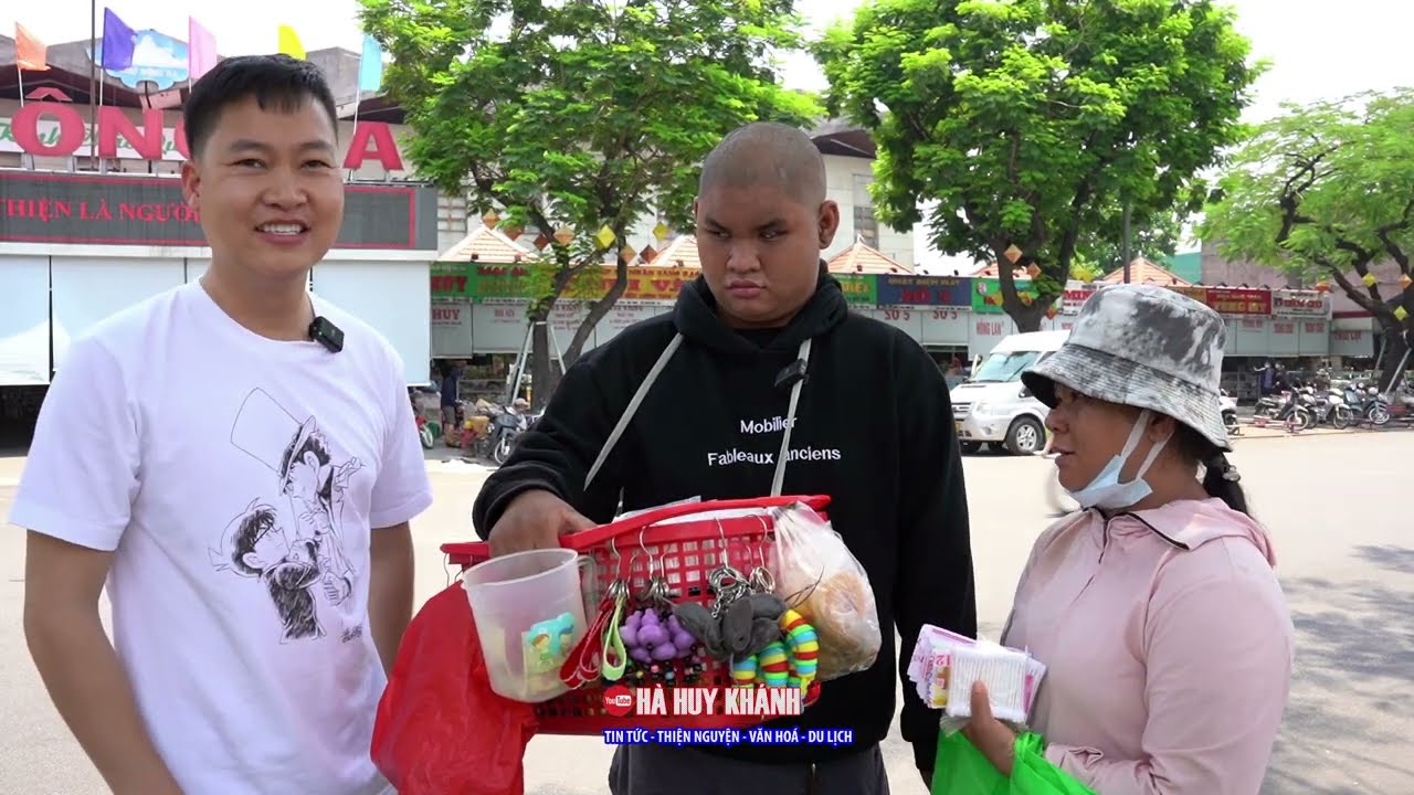 Tình cờ gặp em trai mù bán vé số có giọng hát hay như ca sĩ và có tướng mạo KỲ LẠ ở Huế.