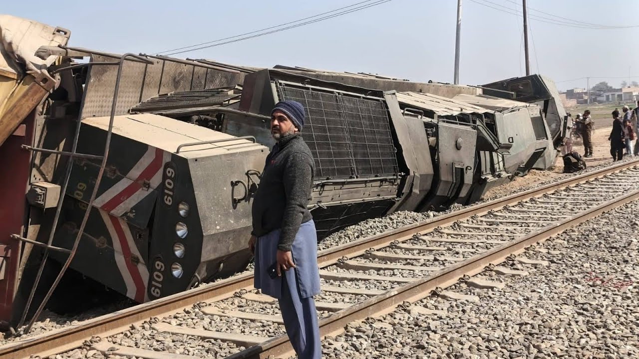 Shocking! AGE-30 Engine Derail Near Harappa Station 😱 Pakistan Railways Incident