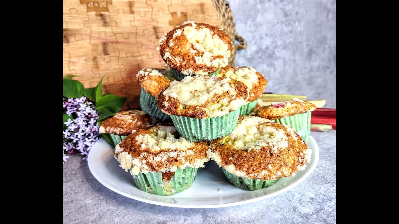 Muffinki z rabarbarem i kruszonką