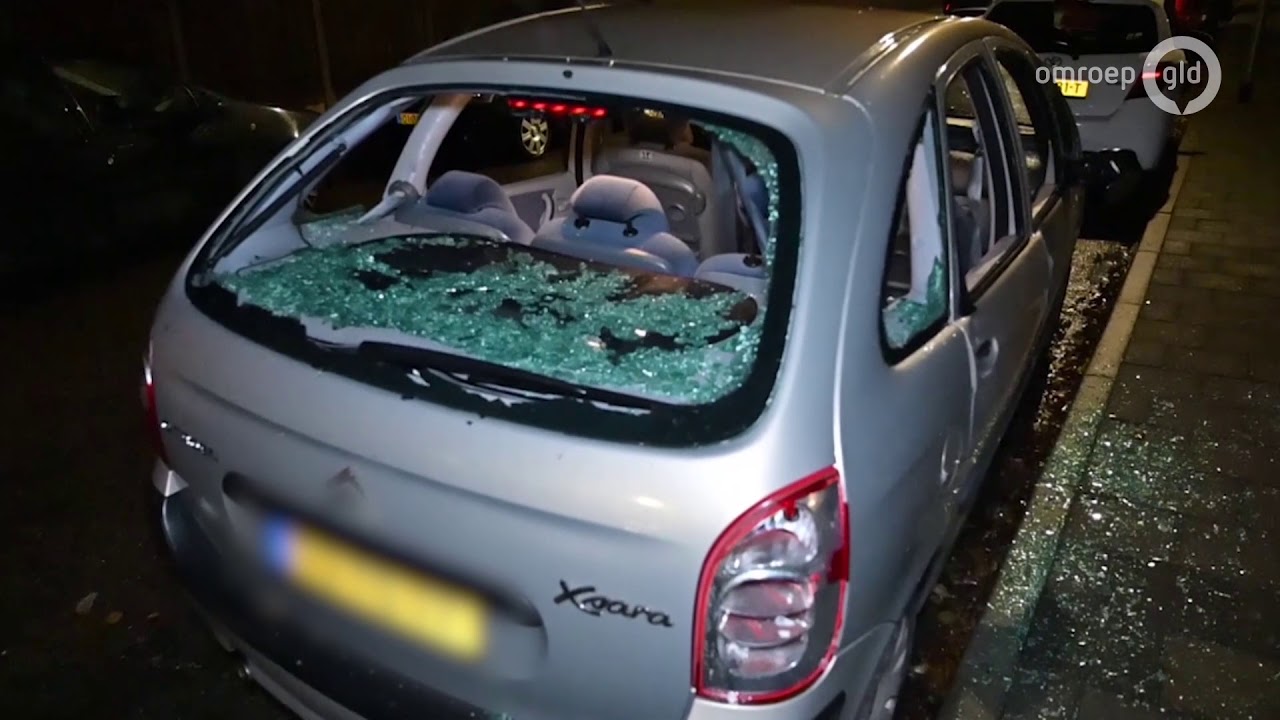 Man vernielt auto en huis in Nijmegen; buurman grijpt in met koevoet