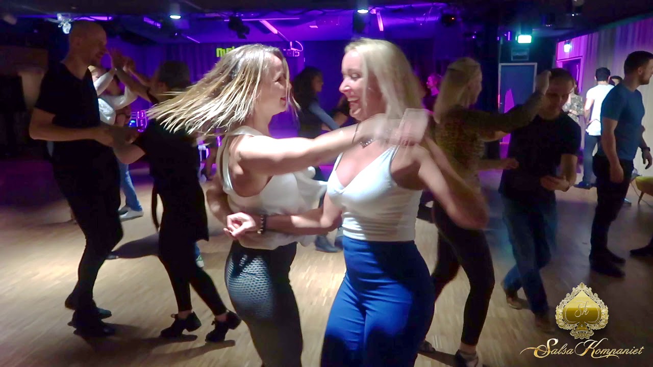 2 Girls Dancing Salsa - Salsakompaniet