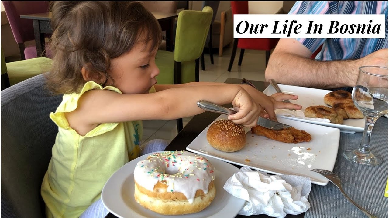 EATING OUR BRUNCH AT SLATKA VAROS IN GRACANICA | WHAT TO EAT IN BOSNIA | BUREK