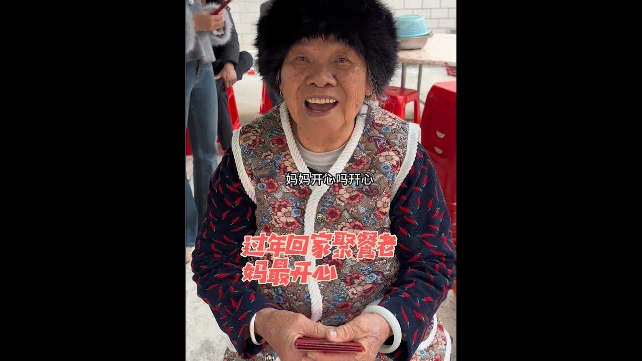 大家新年好！大年初二回娘家的视频剪了好多遍，每一个片段都记录着我们相聚的快乐，特别是今天学长弟弟也一起去着 外婆了，气氛更加的活跃了#广东湛江#年味#家人相聚的快乐时光