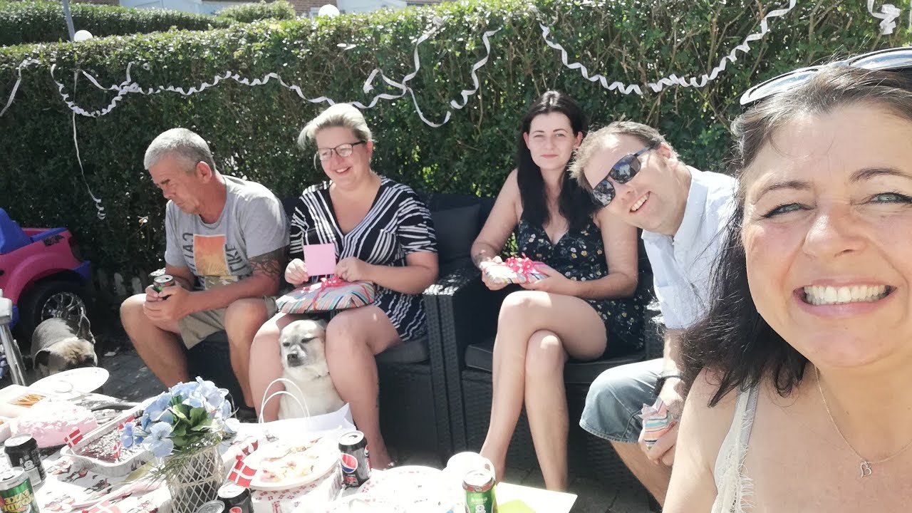Fødselsdagsfest hos Nadia 🎈🎉🎊☀️🎂Nadia åbner gaver 🎁 Pigerne synger 🎶