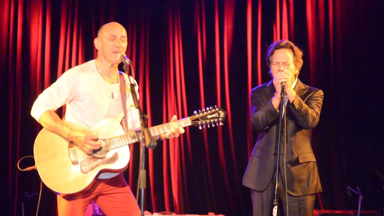 Simon Townsend & Eddie Vedder May 12 2015 Martyrs nunupics