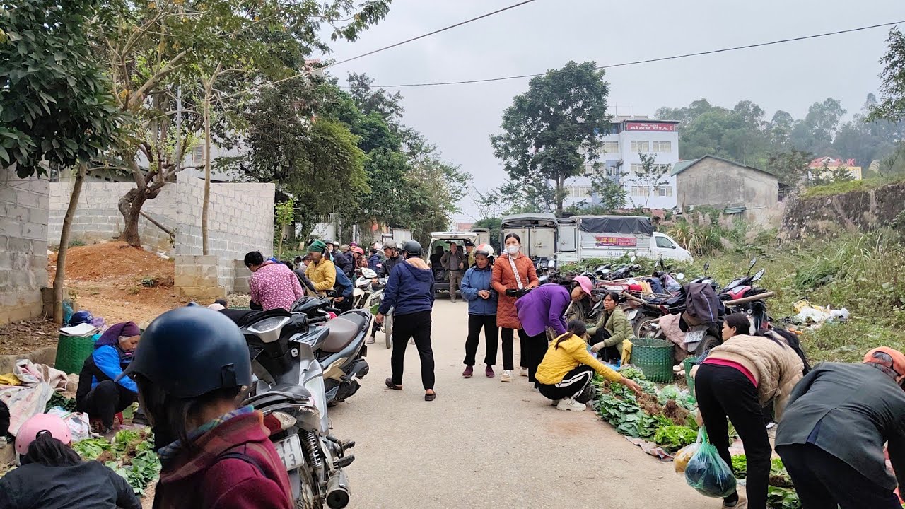 VIETNAMESE MARKET IN DONG DANG, VIETNAM-CHINA BORDER AREA