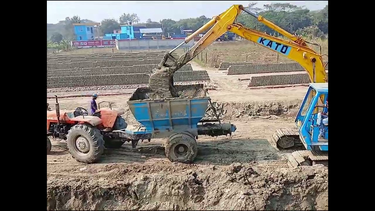 জলাশয় পরিষ্কার ও মাটি ভরাটের কাজ চলছে। শক্তিশালী কেটো (Kato) এক্সকাভেটরের দারুণ পারফরম্যান্স