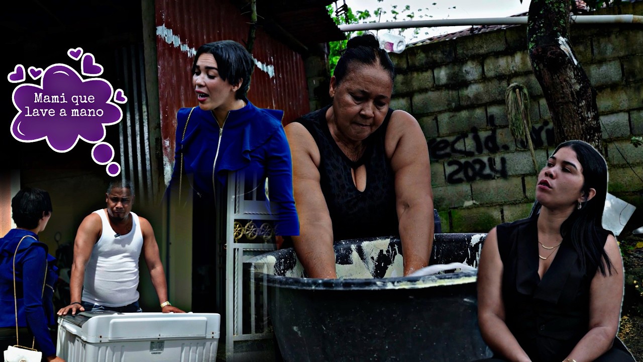 Le compra una lavadora a su esposa y deja su madre lavando a mano