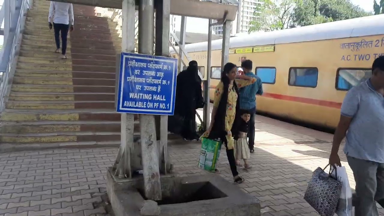 17013 Hadapsar Kazipet Express at Hadapsar Railway Station | Train Announcement & Platform Scene