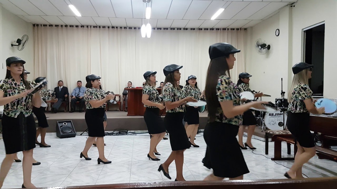 Movimento pentecostal-Rejanne-coreografia com pandeiro