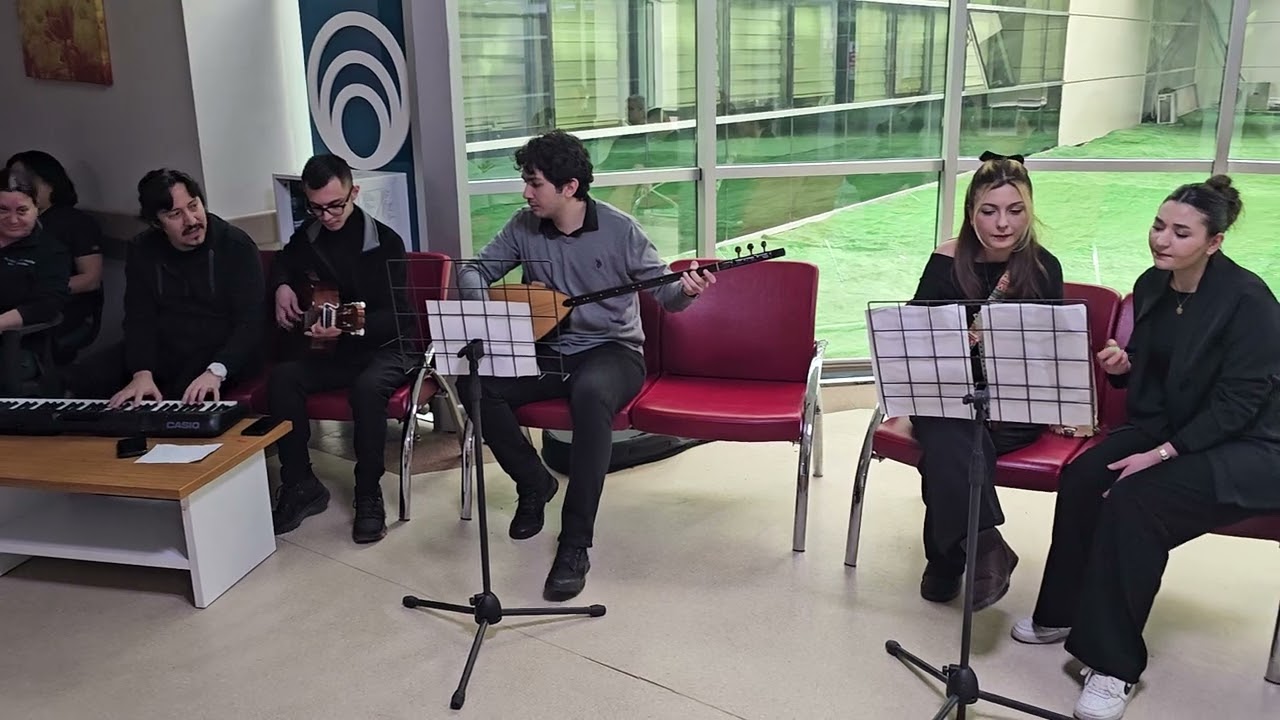 DEMİRCİ'DE Devlet Hastanesinde Eğitim Fakültesi Güzel Sanatlar Bölümü Son Sınıf Öğrencileri  Müzik 