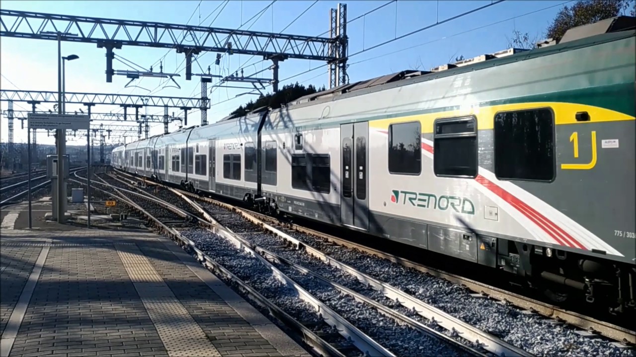 Treni alla stazione di Peschiera del Garda. Trains at Peschiera del Garda train station.