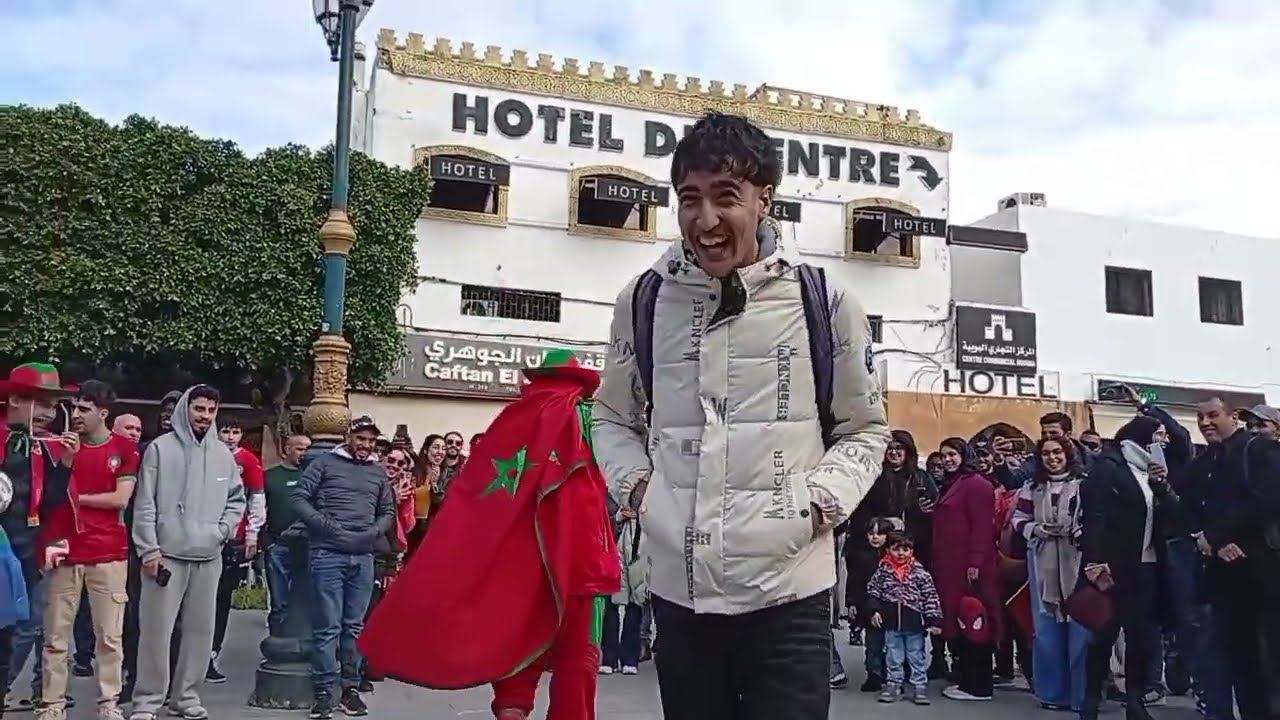 مباشره لقطات رائعه من  الرباط مع الكوميدي المسيح برج الجماهير المغربيه محيحين