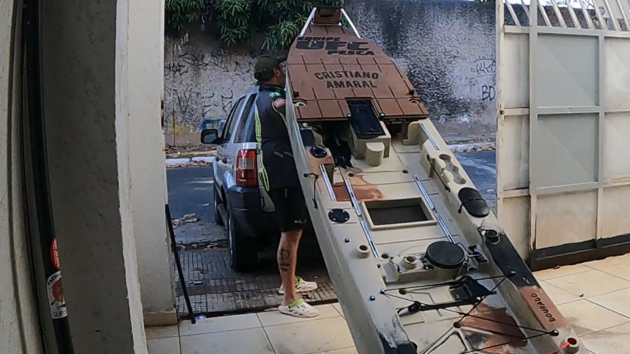 Colocando o Caiaque Dourado no teto do carro