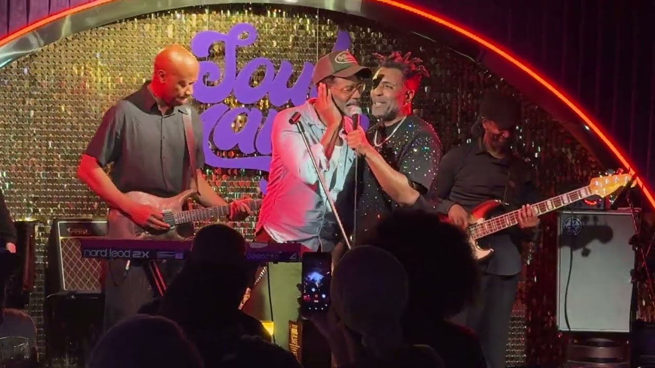 Eric Benet jumps on stage in London at Soul Mama - impromptu duet with OMAR