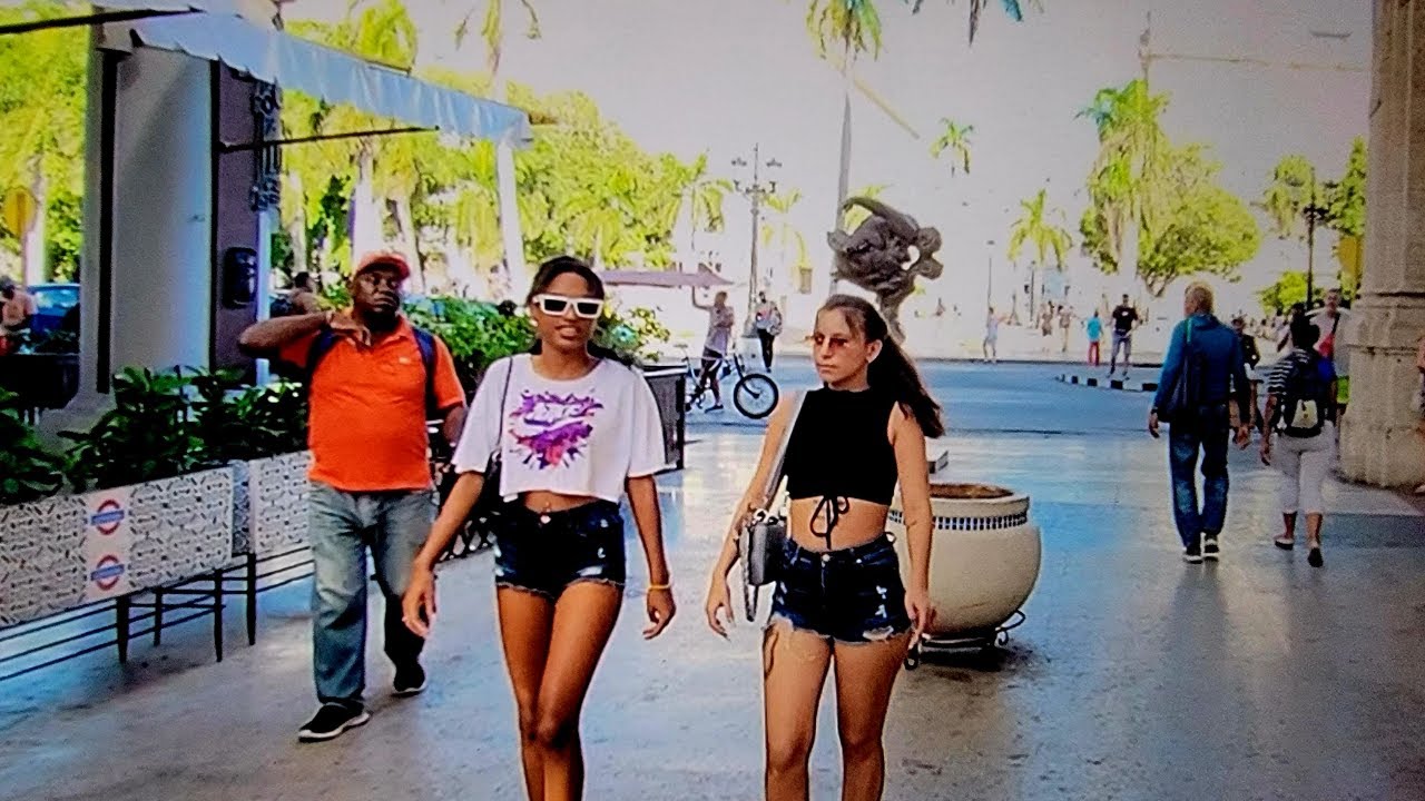 City Life Of Havana Central