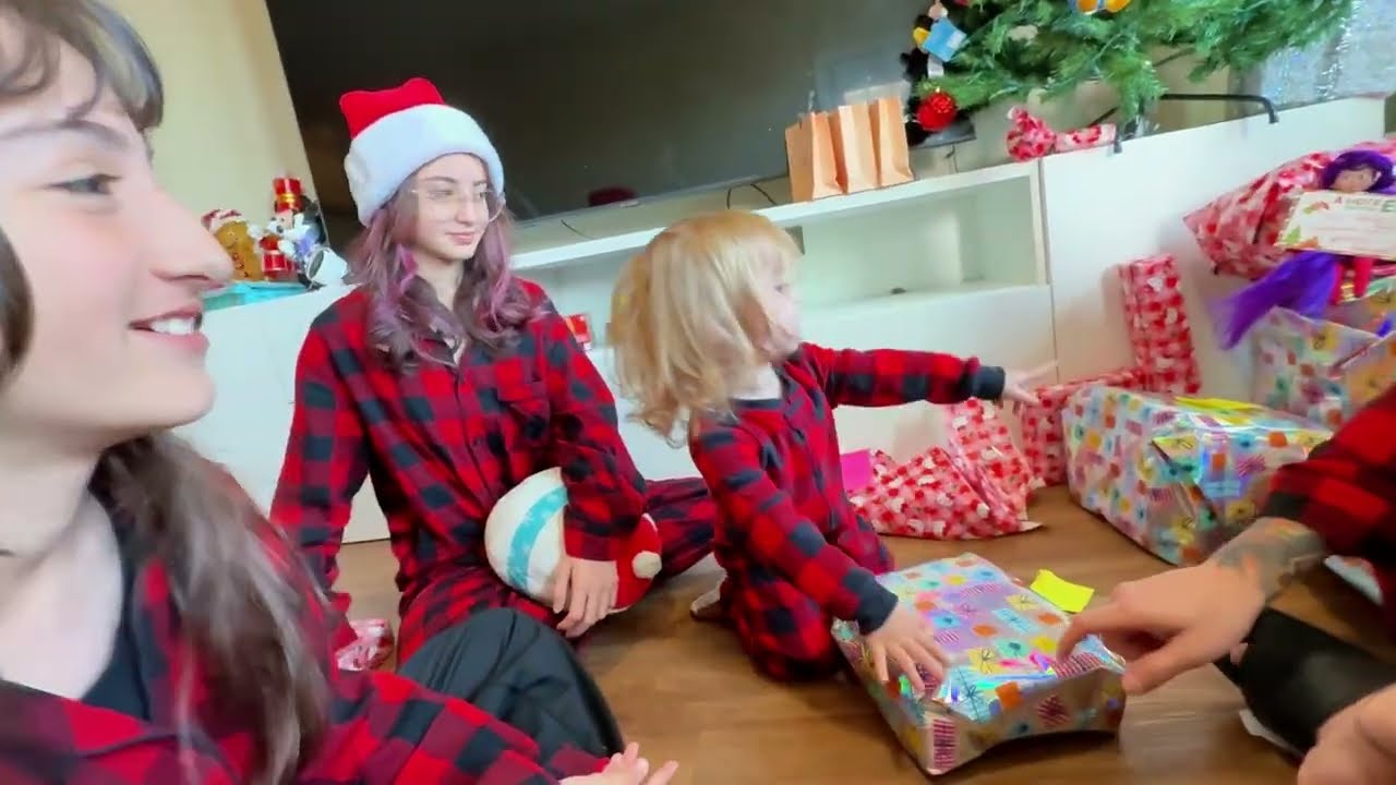 HAILEY CHOROU! ABRINDO os PRESENTES das MINHAS FILHAS na MANHÃ de NATAL! 🎄🎅 Pai Também Vloga