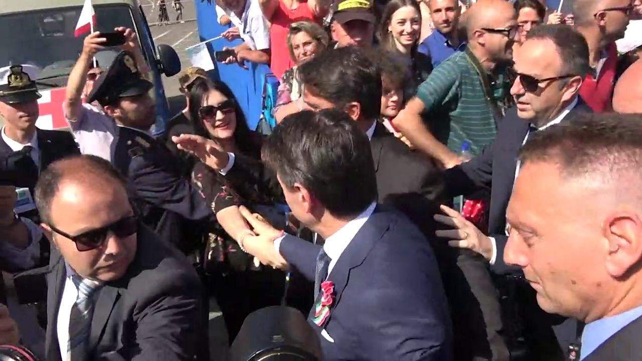 2 giugno, Conte a piedi saluta la folla e stringe mani