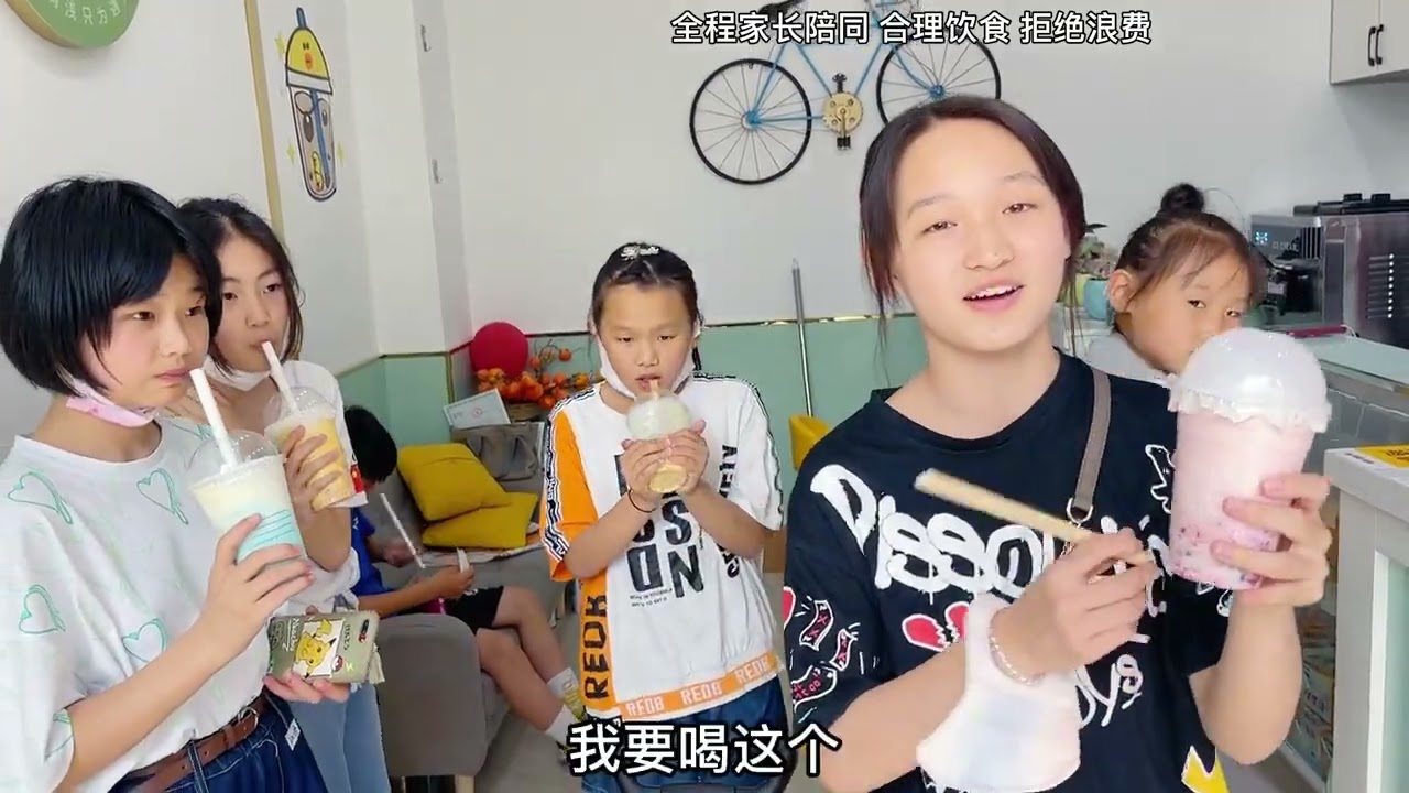 三个女儿太幸福，周末和粉丝一起去喝奶茶，挂愿望的举动太温馨！