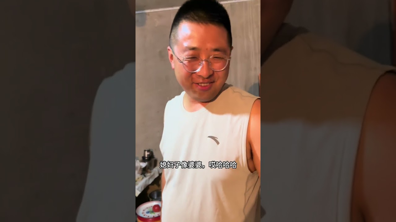 今天吃大盘鸡拌面，，红亮的汤汁裹着紧实的鸡块，青椒和土豆吸足了肉香，再把宽宽的皮带面往汤汁里那么一拌，筷子根本停不下来，这大概就是碳水和肉的双重快乐吧#大盘鸡拌面 #太好吃了