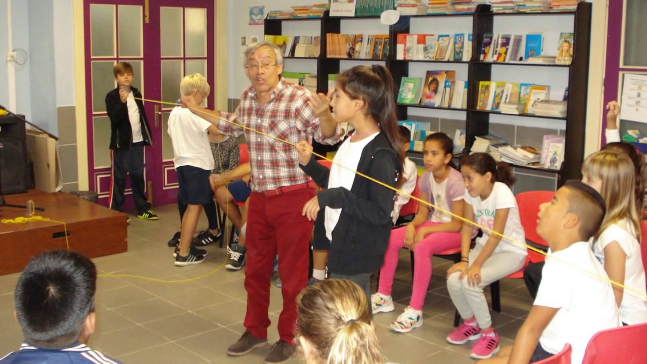 CIEN NIÑOS DEL COLEGIO PLAYA BLANCA EN 