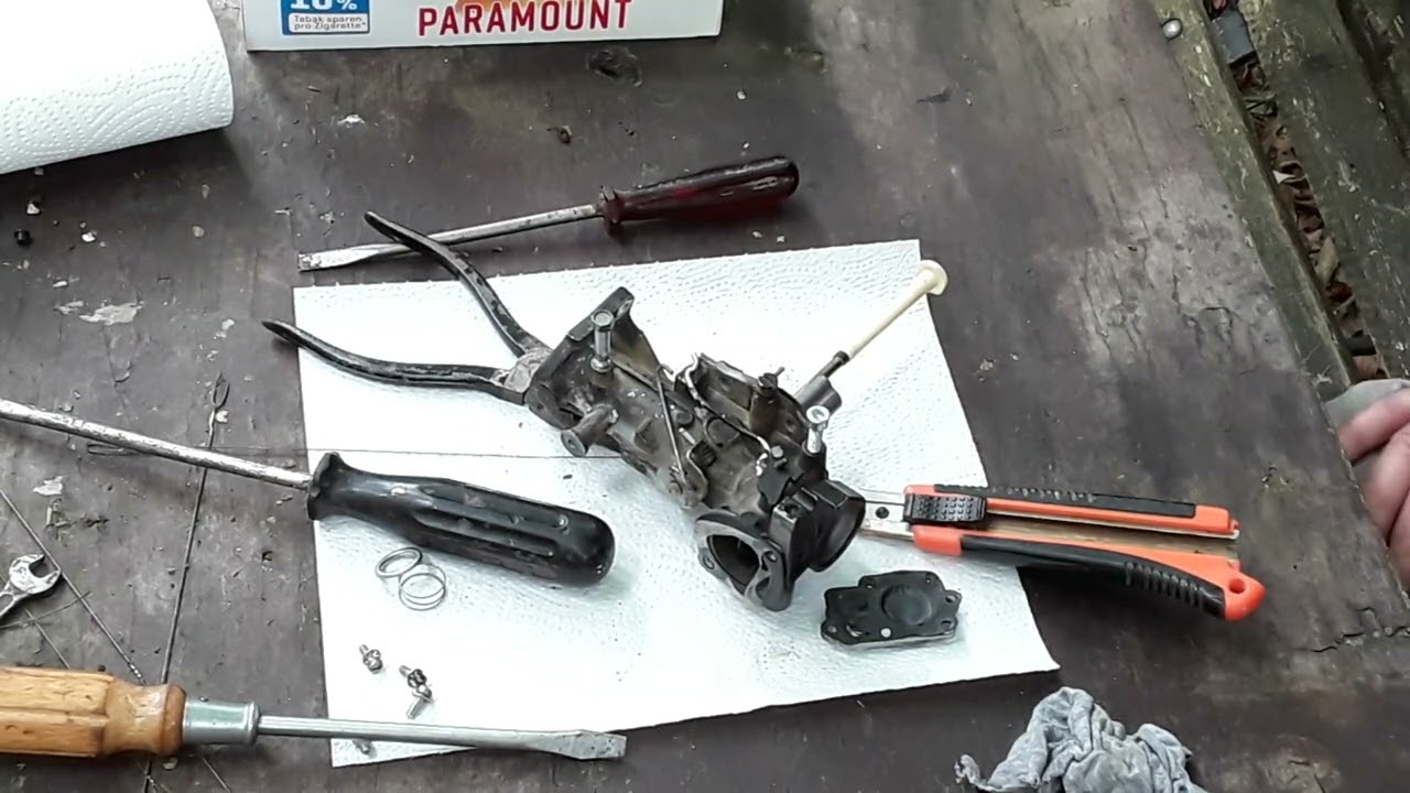 Vergaser von dem Alten Briggs & Stratton Stationärmotor zerlegt und gereinigt