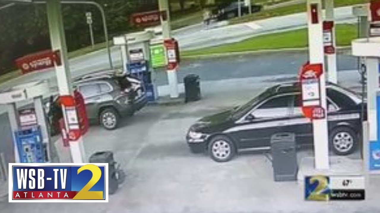 WATCH: Woman chases man who stole her purse at gas station | WSB-TV