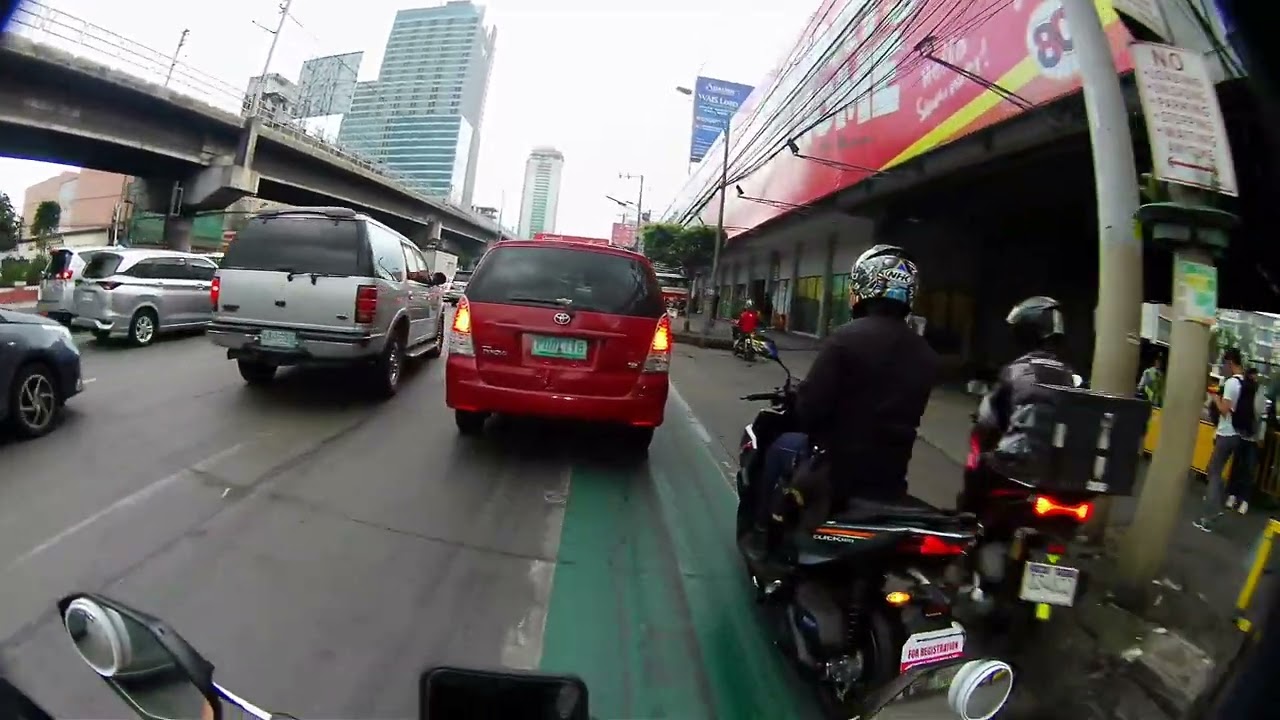 Kaya pala ang bagal nya magdrive kasi nagcecellphone, tas nagdadrive kahit walang plaka,