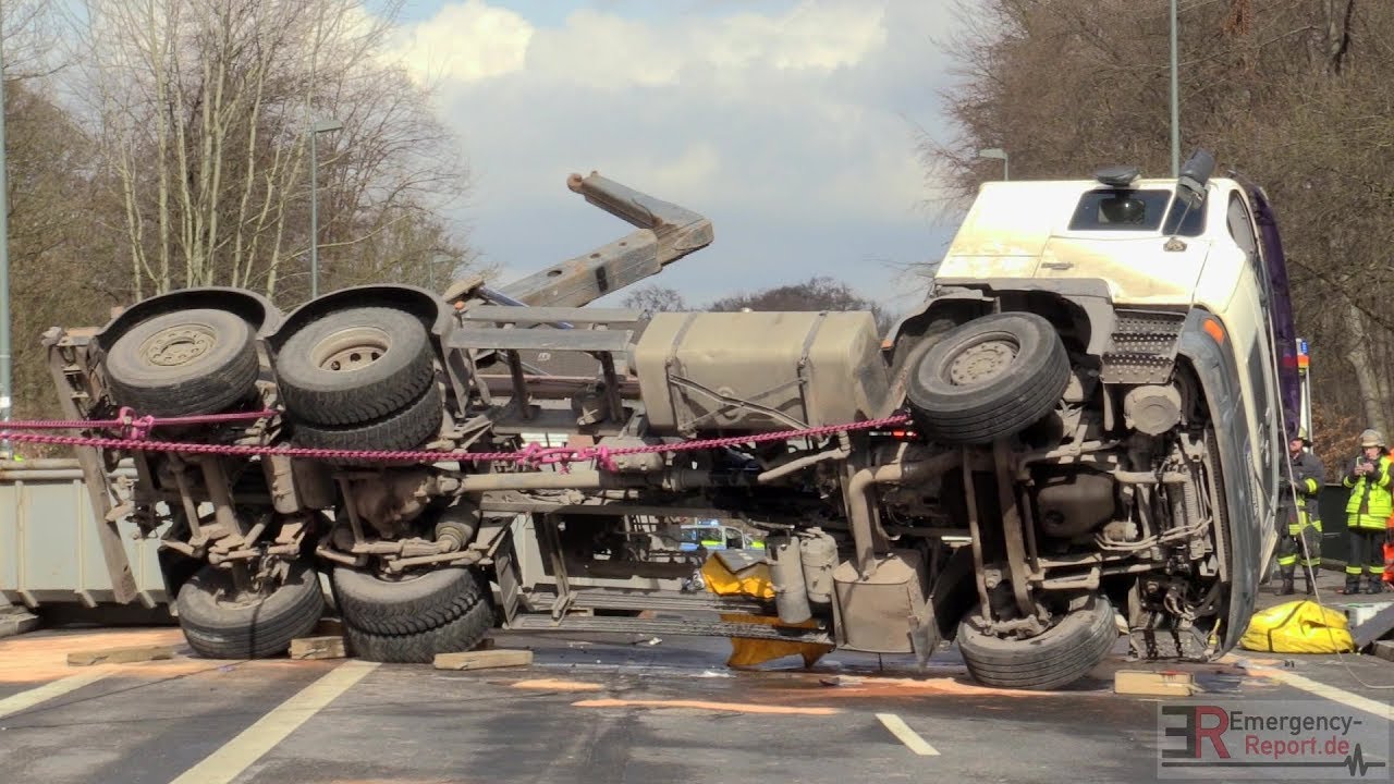 [RÜSTZUG FEUERWEHR DÜSSELDORF IM EINSATZ] - Bergung eines umgestürzten LKW -