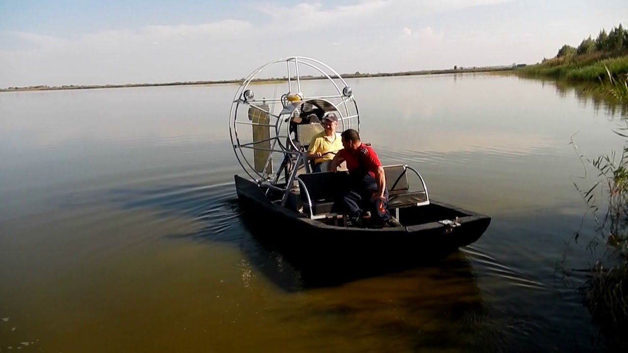 Airboat with reversible propeller hub VPP-3-40