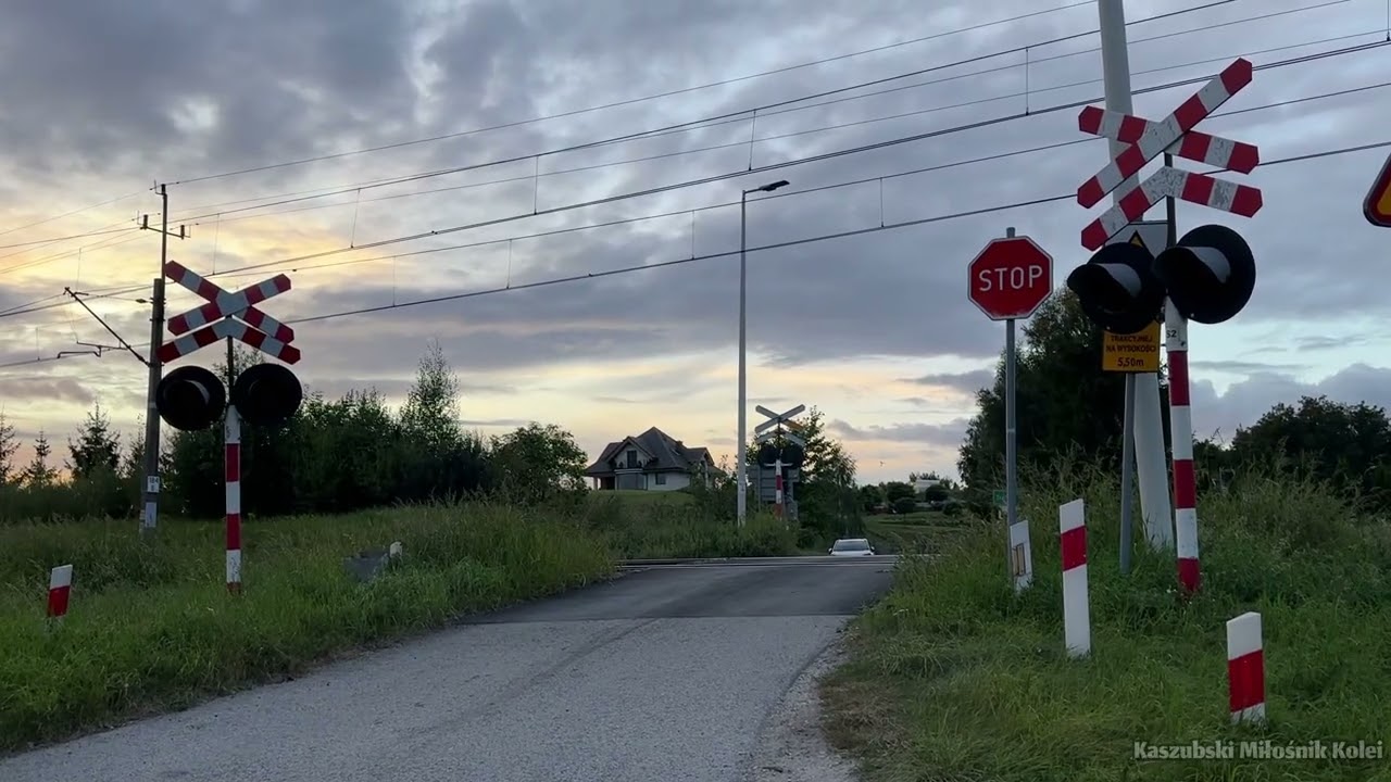 [ZACHÓD SŁOŃCA] Przejazd kolejowy Trzeciewnica ul. Podgórna | Railroad crossing in Trzeciewnica