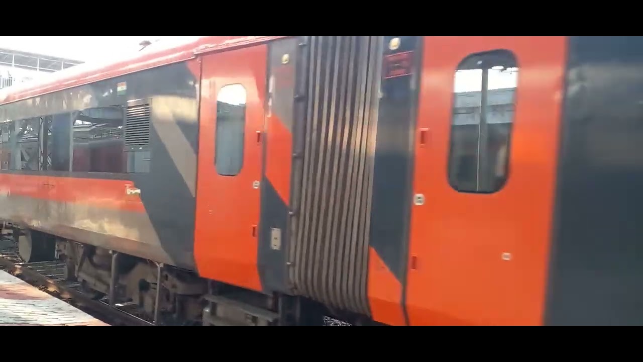 02254 New Delhi- Patna Vande Bharat Festival Special Arrived at Prayagraj Jn PF No- 05