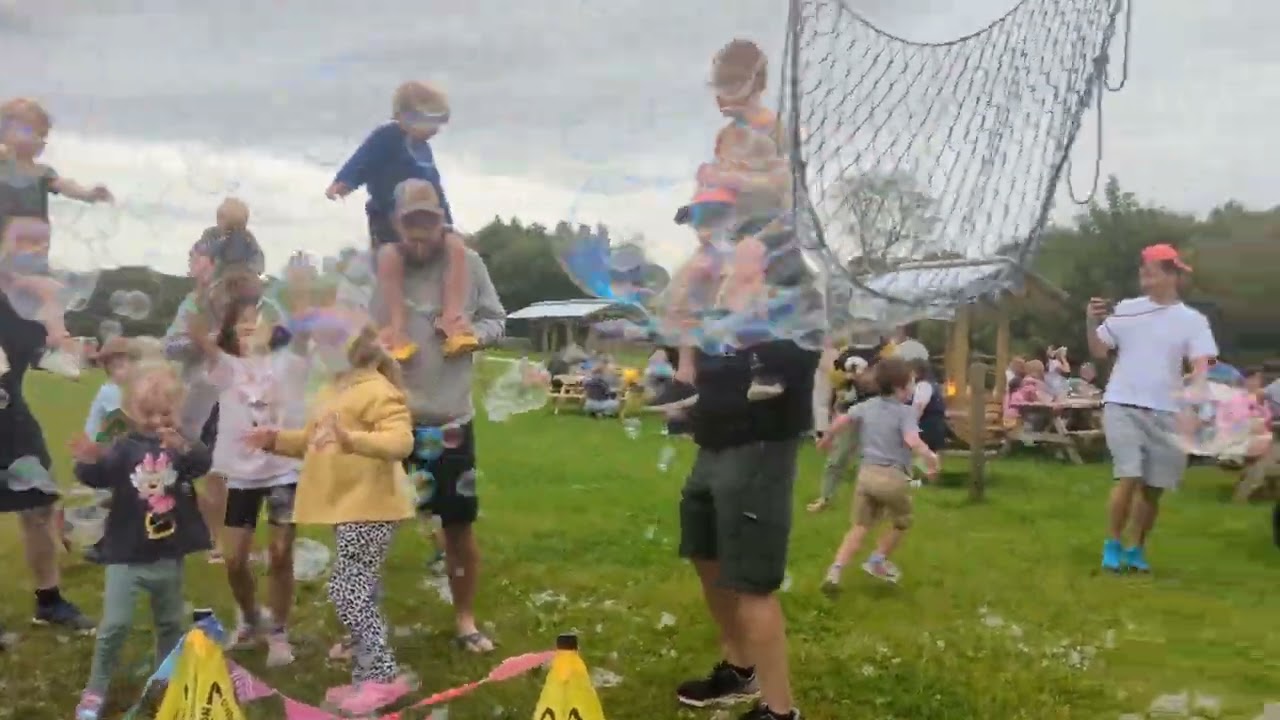 54321 Bubbles!Cotswold Farm Park #cotswoldfarmpark #BubbleShow #kidsentertainer