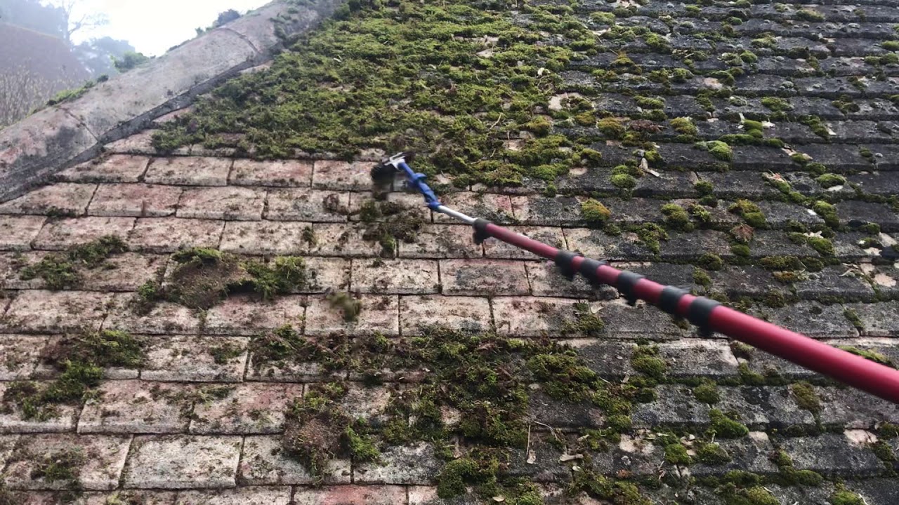 Airpole - Cleaning a moss covered  roof using compressed air and a scraper