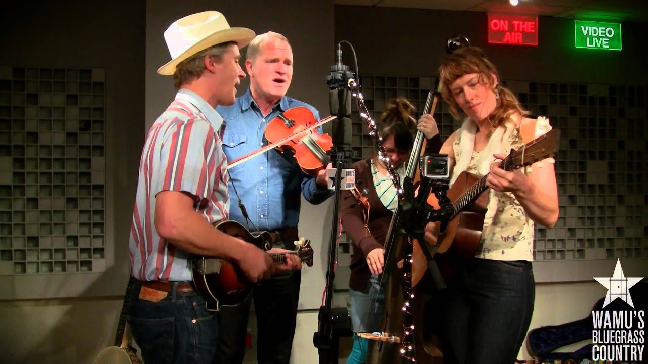 Foghorn Stringband - Outshine The Sun [Live at WAMU's Bluegrass Country]