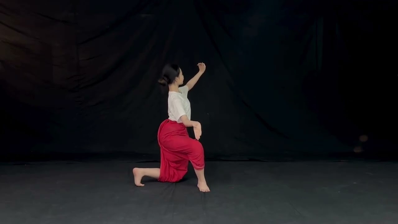 นางธัญญาลักษณ์  เพชรชลคราม  สาขานาฏศิลป์ โรงเรียนสุราษฎร์พิทยา