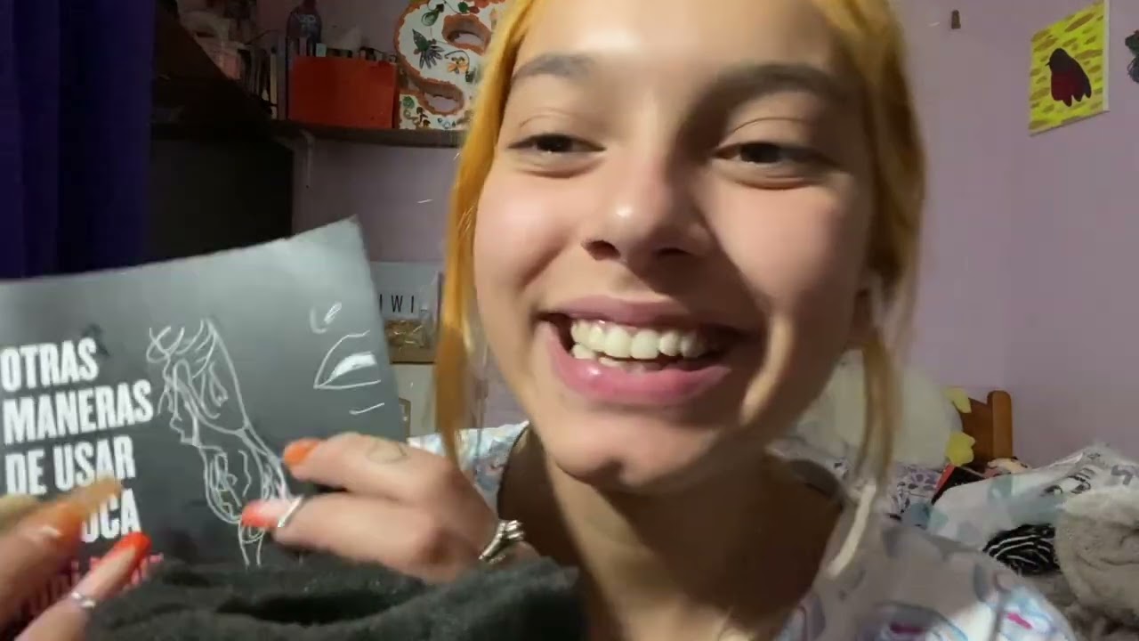 ASMR LEYENDO POESÍA DE RUPI KAUR| CANTANDO MÁS SPIT PAITING| SOFIWI