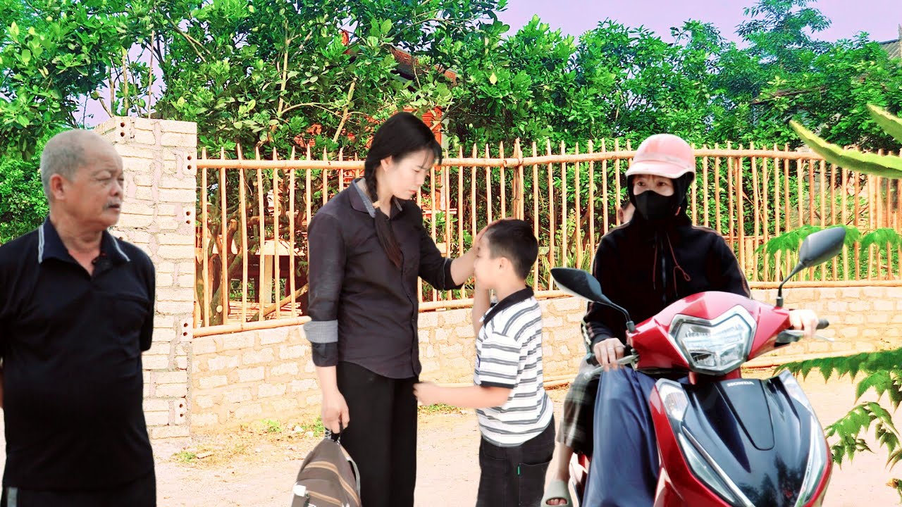 Thuy's fence-building skills - Harvesting sapodilla fruit, The joy of meeting kind people. 