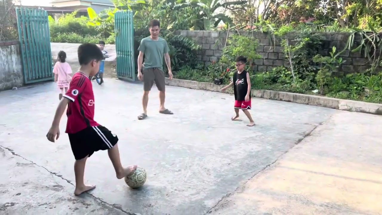 Mấy con gà đá bóng :))