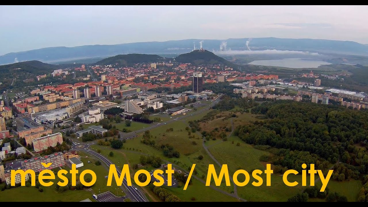 Město Most - podzimní ráno z letadla