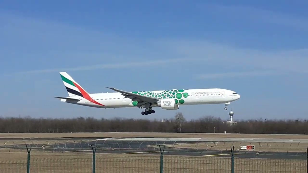 Boeing 777 landing in Budapest DXB-BUD