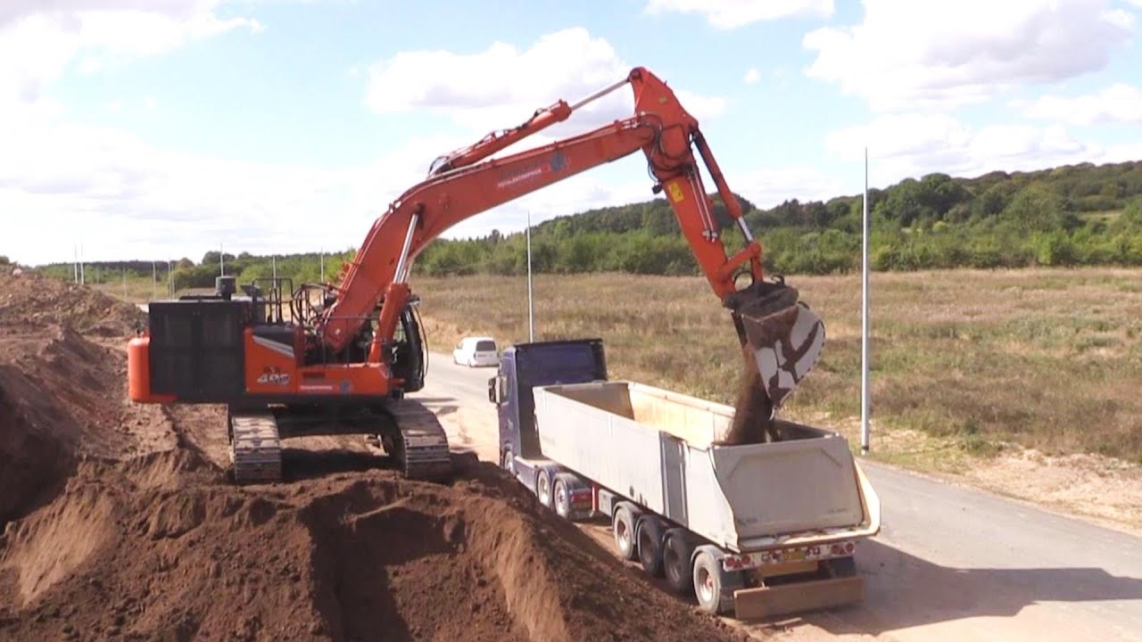 Hitachi Zaxis 490LCH-7 Loading Scania Truck