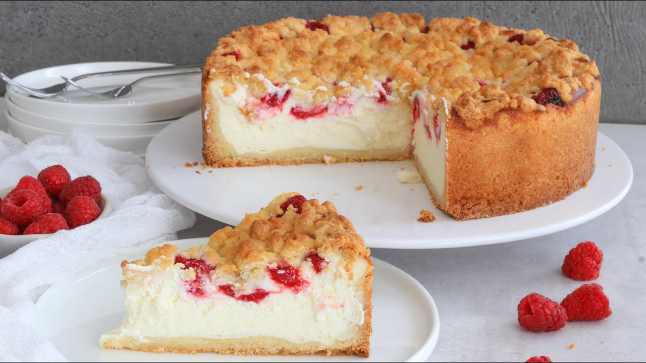 Cremiger Käsekuchen mit Himbeeren und Streuseln